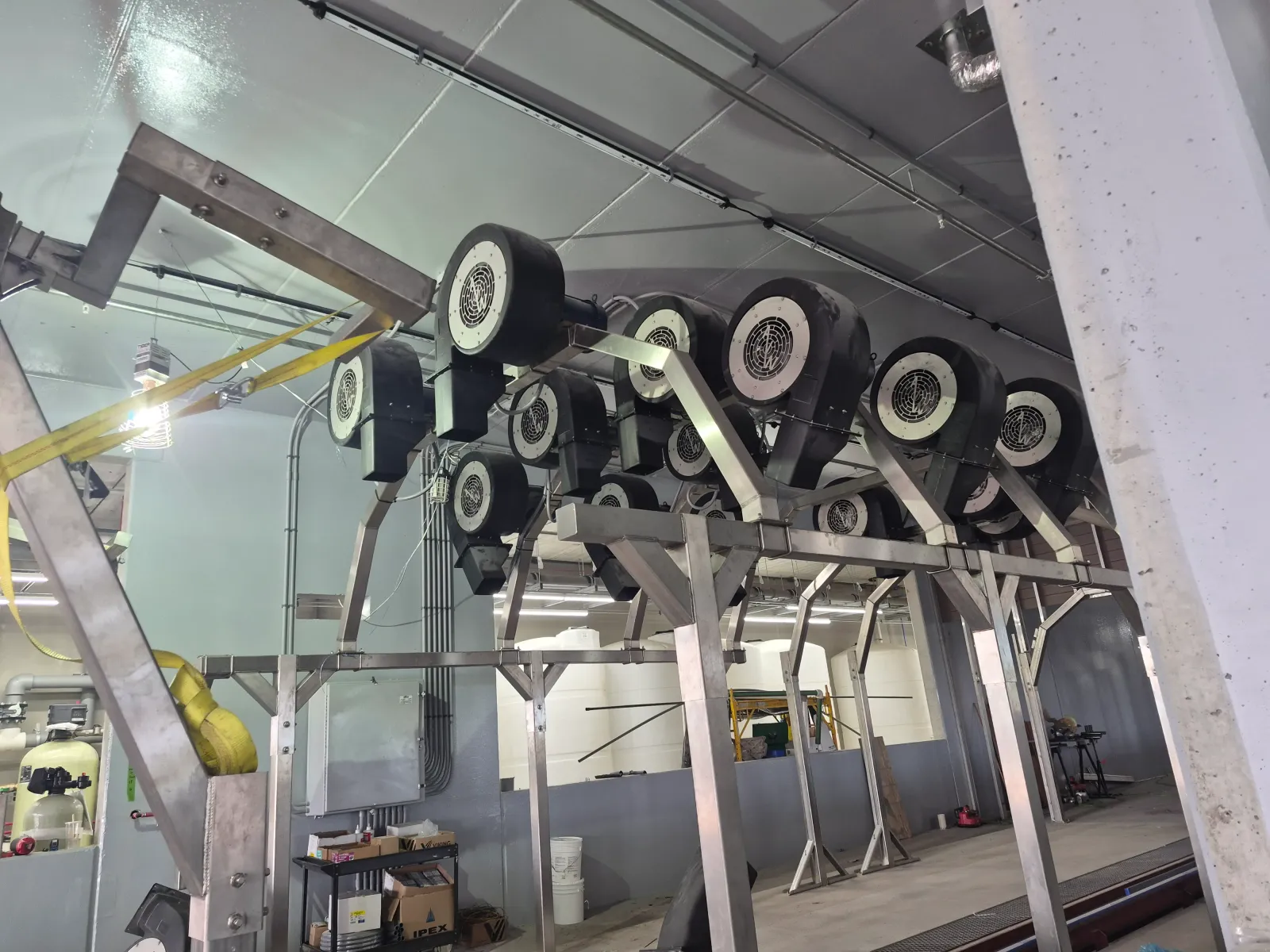 Friction wash brushes mounted in the tunnel